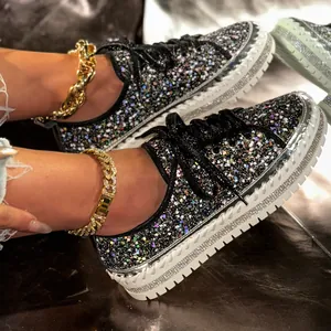 Detailansicht der funkelnden Pailletten-Loafer mit Strass-Plattformsohle für Damen