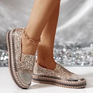 Vista dettagliata dei mocassini glitter color champagne da donna con punta in strass lucidi