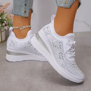 Détail de baskets compensées blanches à strass avec mesh respirant et accents argentés