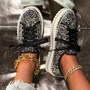 Detailansicht der glitzernden Plateau-Sneaker für Damen mit Pailletten und Schnürung