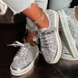 Detailansicht der silbernen Glitzer-Plateau-Loafer mit funkelnden Pailletten und Schnürsenkeln