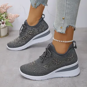 Vue détaillée des baskets à plateforme en strass gris avec maille respirante.