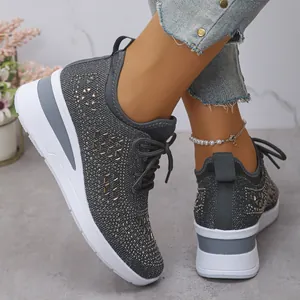 Détail de baskets à plateforme gris foncé avec strass et tige en maille respirante