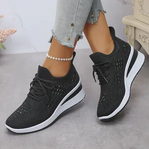 Gros plan de baskets noires en maille respirante pour femmes avec détails en strass discrets