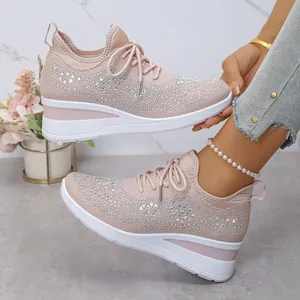 Baskets compensées roses avec strass et tige en mesh respirant pour femmes actives.