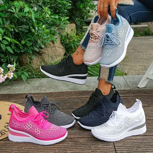 Détail de baskets compensées à strass pour femmes en plusieurs coloris tendances