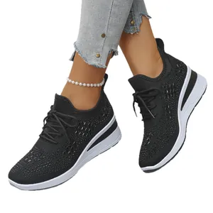 Modische schwarze Keilsneaker für Damen mit Strasssteinen und Schnürung für Alltag.