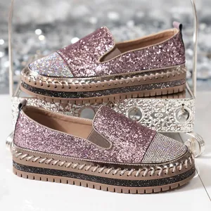 Eleganti mocassini rosa glitterati con punta in strass e suola spessa a zeppa