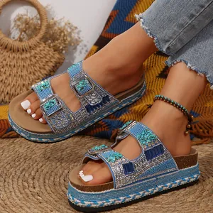 Sandali con zeppa in stile bohémien con strass blu e suola in sughero da mare