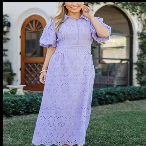 Robe longue élégante brodée lavande avec col POLO dans un cadre de jardin naturel extérieur