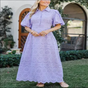 Robe longue lilas élégante à broderie anglaise avec col polo et manches bouffantes.