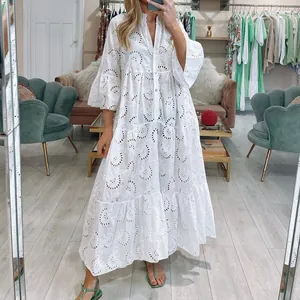 Détail de la robe longue blanche en broderie anglaise avec manches cloche