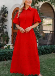 Robe longue rouge élégante avec col polo, broderie anglaise délicate et manches bouffantes.