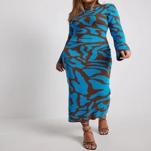 Elegante abito in maglia a maniche lunghe con motivo astratto blu e marrone.