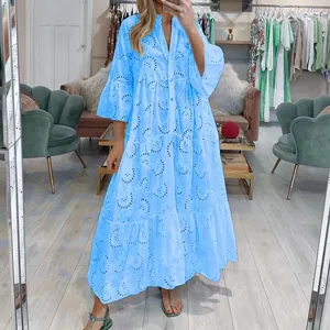 Détail de la robe longue bleu clair à col en V avec broderie anglaise ajourée