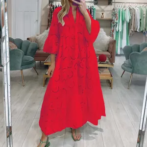 Vue d'ensemble d'une robe longue rouge élégante avec col en V et dentelle
