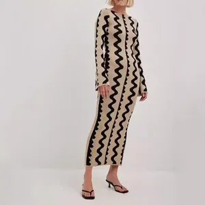 Elegante vestito lungo in maglia slim fit con motivo a onde nere su fondo beige