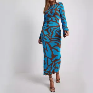 Abito lungo in maglia aderente a maniche lunghe con stampa astratta blu e marrone