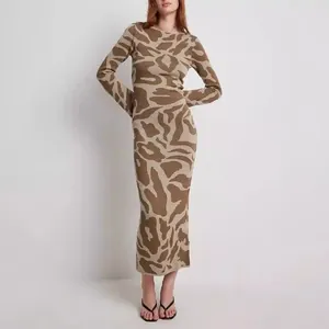 Elegante abito lungo attillato a maniche lunghe con stampa animalier astratta beige da donna