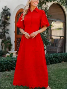 Robe maxi rouge à col polo et broderie ajourée, avec des manches bouffantes