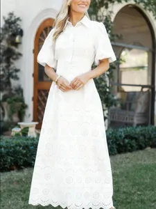 Élégante robe longue blanche avec broderie ajourée, col POLO et manches bouffantes