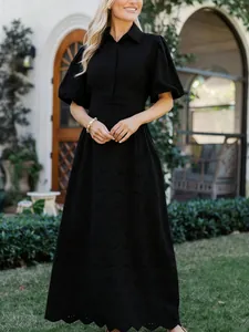 Élégante robe longue noire brodée avec col POLO et manches courtes bouffantes.