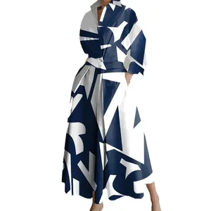 Robe longue élégante à imprimé géométrique bleu et blanc avec col polo et manches longues.
