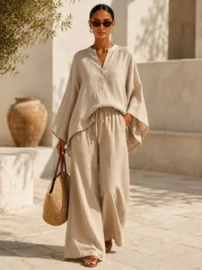 Plan large d'un ensemble de détente en lin beige avec haut oversize et pantalon