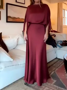 Elegantes bordeauxrotes Satin-Maxikleid mit drapiertem Cape-Overlay-Design