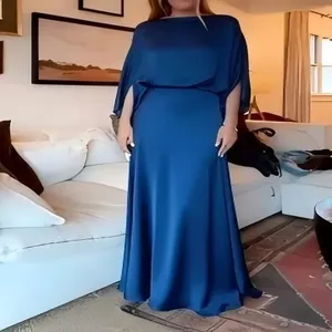 Elegantes, dunkelblaues Satin-Maxikleid mit Cape-Oberteil für einen edlen Abend-Look.