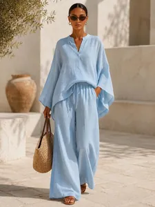Vue complète d'un ensemble chemise à col en V oversize et pantalon large bleu clair.