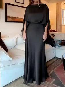 Elegantes schwarzes Satin-Maxikleid mit drapierten Cape-Ärmeln im modernen Design