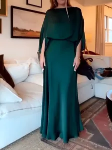Detailansicht eines dunkelgrünen Satin-Maxikleides mit eleganten Cape-Ärmeln