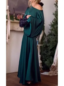 Elegantes smaragdgrünes Satin-Maxikleid mit schulterfreiem Design und weiten Ärmeln.