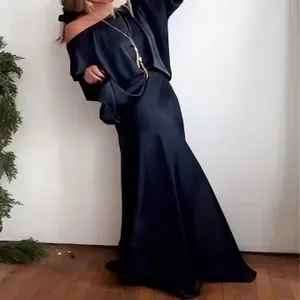 Elegantes schwarzes Satin-Maxikleid mit schulterfreien Details für die Frühlingsmode