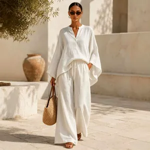Ensemble élégant en lin blanc avec chemise à col en V et pantalon large pour femmes