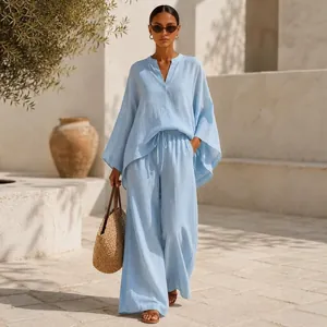Ensemble deux pièces avec chemise ample à col en V et pantalon large en couleur bleu clair