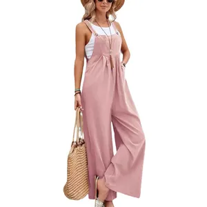 Salopette décontractée rose à jambes larges pour femmes sur fond blanc, style élégant.