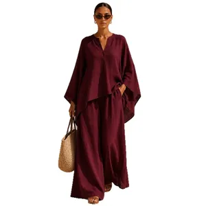 Ensemble élégant rouge bordeaux avec haut ample à col en V et pantalon large assorti.