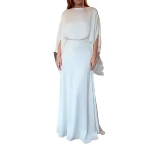 Elegantes weißes Satin-Maxikleid mit Cape-Oberteil für festliche Abendveranstaltungen