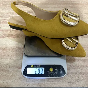 Vue détaillée de ballerines slingback jaune moutarde pesant 283g sur la balance.