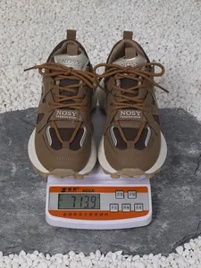 Baskets marron à plateforme pour femmes sur une balance numérique pesant 713,9 g.