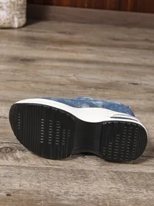 Detailaufnahme der rutschfesten Gummisohle von Damen-Wedges-Sneakern aus Denim mit Air.
