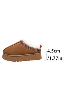 Detalle de zapatilla marrón con plataforma de 4,5 cm y cálido forro polar interior