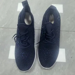 Vue de dessus détaillée des baskets bleu marine pour femmes avec strass brillants.