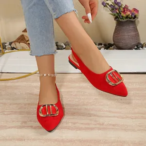 Vue détaillée de sandales plates rouges à bout pointu pour femmes avec boucle dorée sur modèle