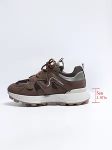 Vue détaillée de baskets compensées marron avec une semelle plateforme de 5 cm ou 1,97 in