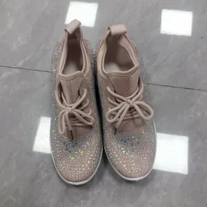 Vue détaillée de baskets roses à paillettes avec des strass brillants et lacets