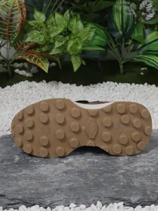 Vue détaillée de la semelle en caoutchouc à crampons circulaires de baskets compensées