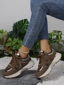 Baskets compensées marron pour femmes portées par un mannequin dans un cadre naturel